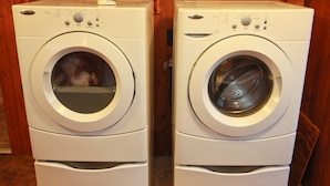 Twee gestapelde voorladers in een kamer met houten vloer.
