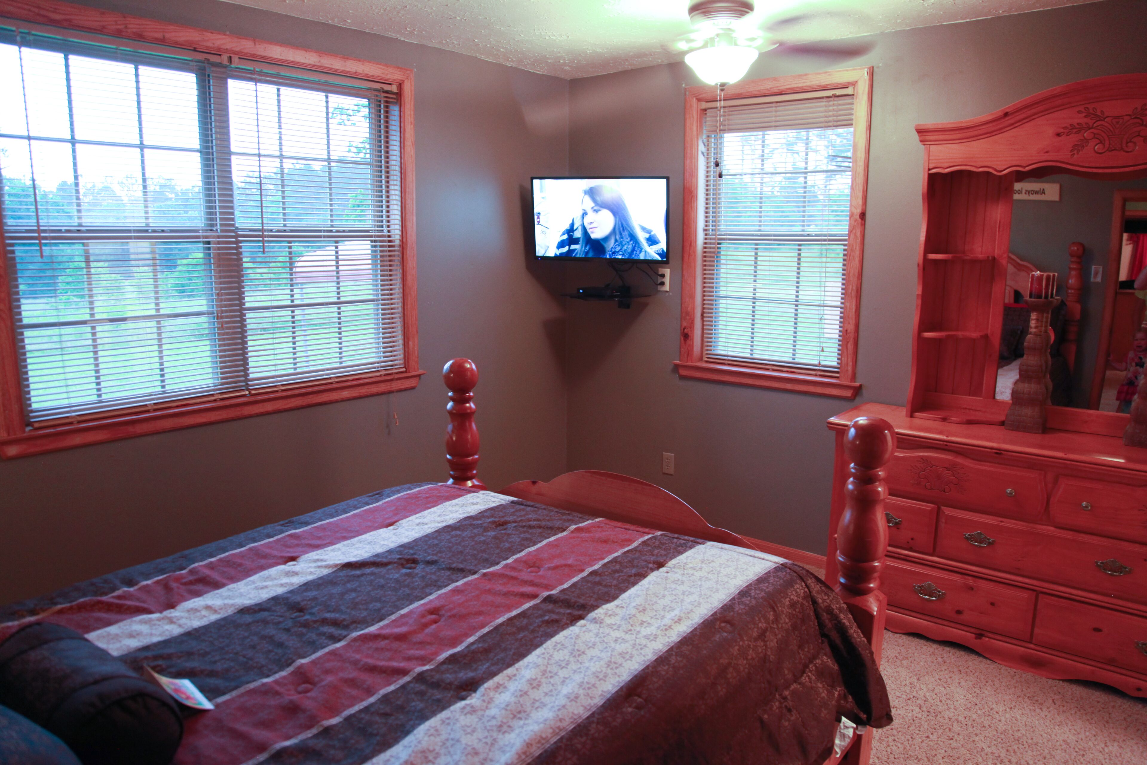 The Cottage is on 450 acres w/hot tub, Private 4wheeler trails