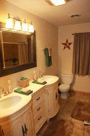 Ensemble douche/baignoire, serviettes fournies, savon