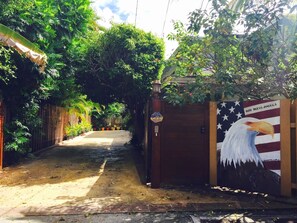 Property grounds - Less than a one minute walk to Kailua Beach, Pool, Bikes, BBQ, A/C, and more (Kailua)