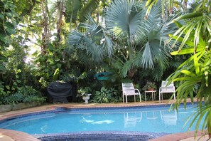 Outdoor pool - Less than a one minute walk to Kailua Beach, Pool, Bikes, BBQ, A/C, and more (Kailua)