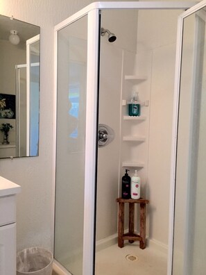 Douche, sèche-cheveux, serviettes fournies, savon