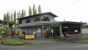 Un edificio con escaparate y una zona cubierta.