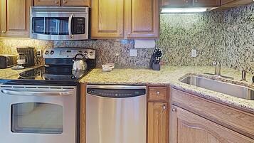 Køleskab, mikrobølgeovn, ovn, kogeplade