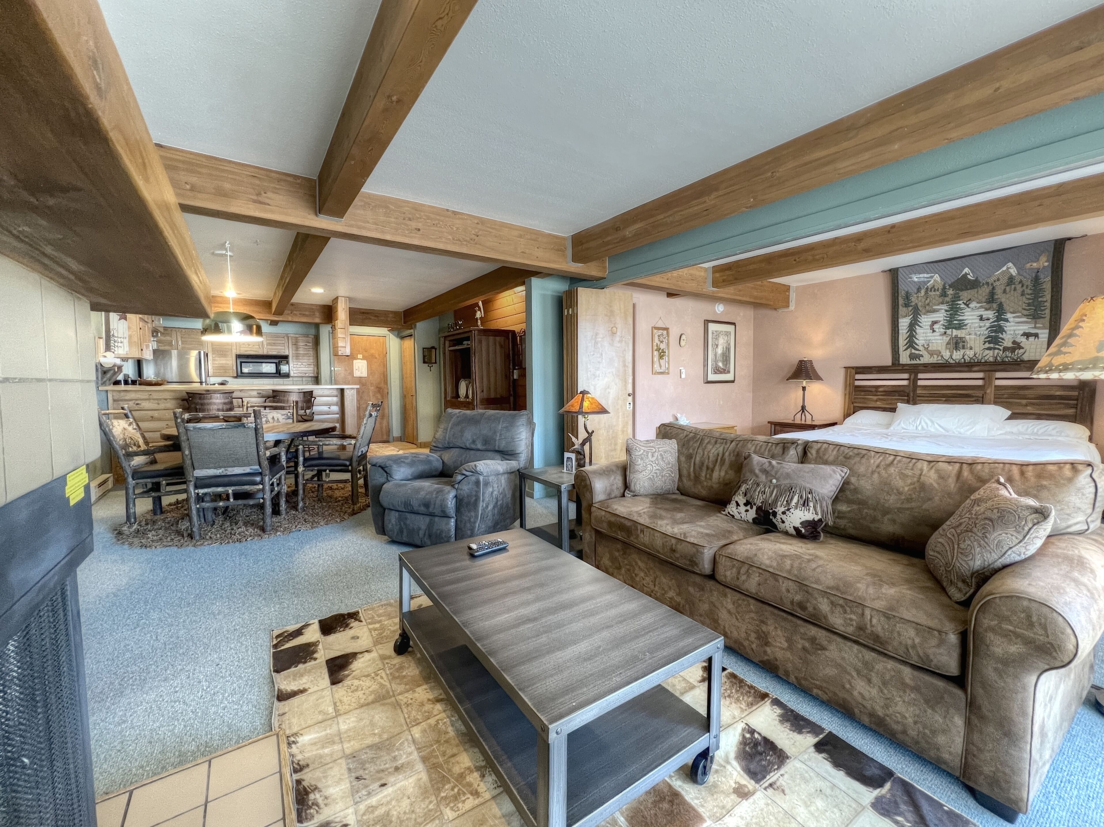 Walking Distance to the Lift! With Hot Tub!