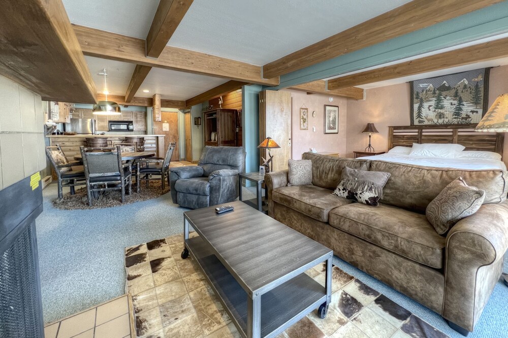 Walking Distance to the Lift! With Hot Tub!