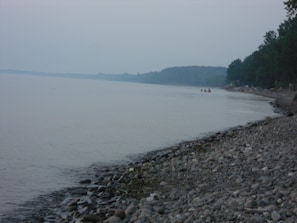 Beach nearby, sun-loungers, beach towels