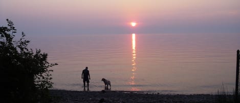 Vlak bij het strand, ligstoelen aan het strand, strandlakens