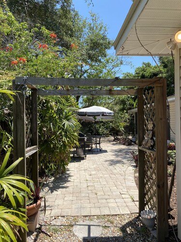 1-bedroom cottage just 10 minutes from Siesta Key Beach