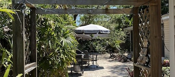 1-bedroom cottage just 10 minutes from Siesta Key Beach