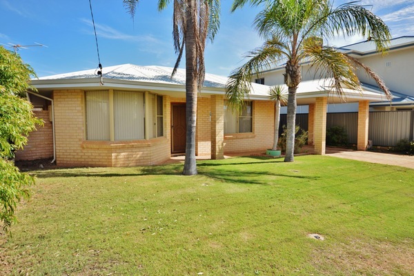 River Retreat - Kalbarri Accommodation Service - Front of accommodation and driveway with undercover parking