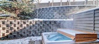 River Ridge Townhomes - Sleek Family Foxhole Retreat with Private Hot Tub