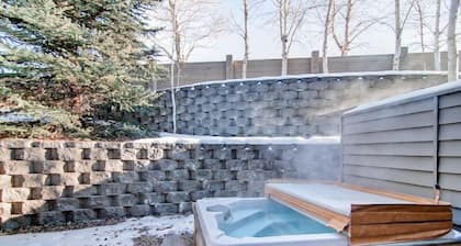 River Ridge Townhomes - Sleek Family Foxhole Retreat with Private Hot Tub