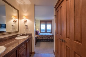 Combined shower/bathtub, hair dryer, heated floors, towels
