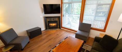 Televisie en een open haard