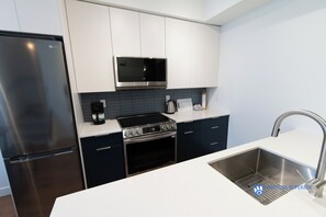 Réfrigérateur, four à micro-ondes, un four, surface de cuisson