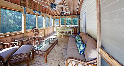 Tämä pet friendly valoisa ja iloinen mökki on kauniisti sisustettu ja kalustettu viihtyisästi.