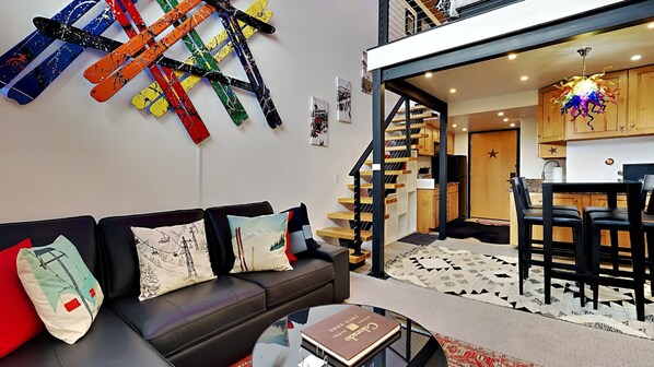 テレビ、暖炉、DVD プレーヤー、卓球台