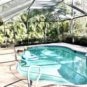 Una piscina al aire libre, una piscina climatizada