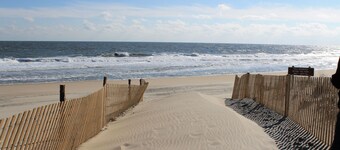 Serene Waterfront Home In Fenwick Island - Schritte zum Pool. Minuten zum Strand.