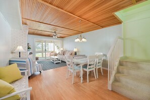 Smart-tv, een open haard, boeken en een filmbibliotheek