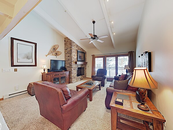 TV, caminetto, lettore DVD, tavolo da ping pong