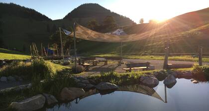 Jufflinger Jochl huoneisto. 2 kahden hengen huonetta, (nukkuu 4-6). 2 kylpyhuonetta