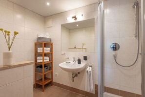 Dusche, Haartrockner, Handtücher