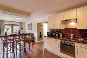 Kühlschrank, Ofen, Wasserkocher mit Kaffee-/Teezubehör, Toaster