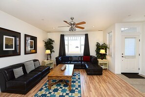 TV - 227BB: Modern Town Home in the Heart of Avalon, Dual Master Suites, **VIEWS** - (Avalon)