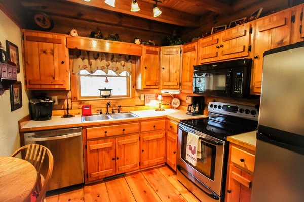 Køleskab, mikrobølgeovn, ovn, kogeplade