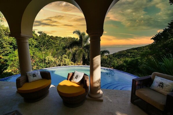 Serene patio retreat with stunning sunset and infinity pool views - Spectacular Hilltop Rental for 4 w/ Private Beach, Mountain & Sea Views. (Roatan)