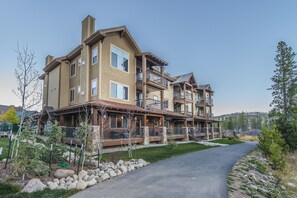 Exterior - Luxury Condo @ Standard Pricing. GREAT VIEWS. Private deck. POOL & HOT TUB (Winter Park)