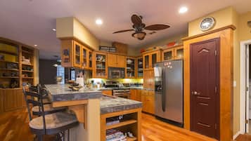 Geladeira, micro-ondas, fogão, cooktop