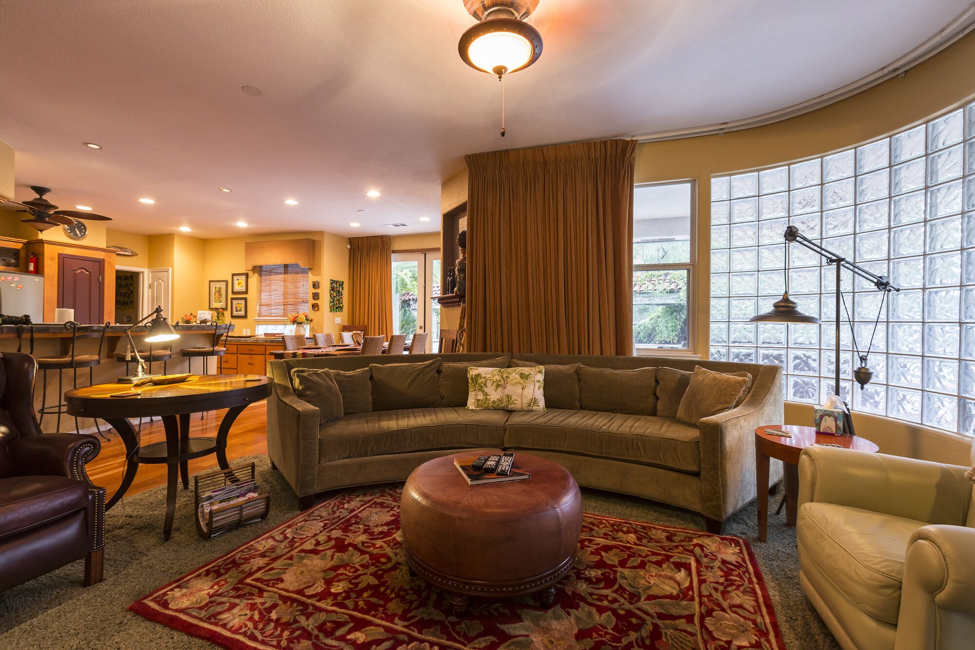 Tv, eldstad, dvd-spelare och böcker