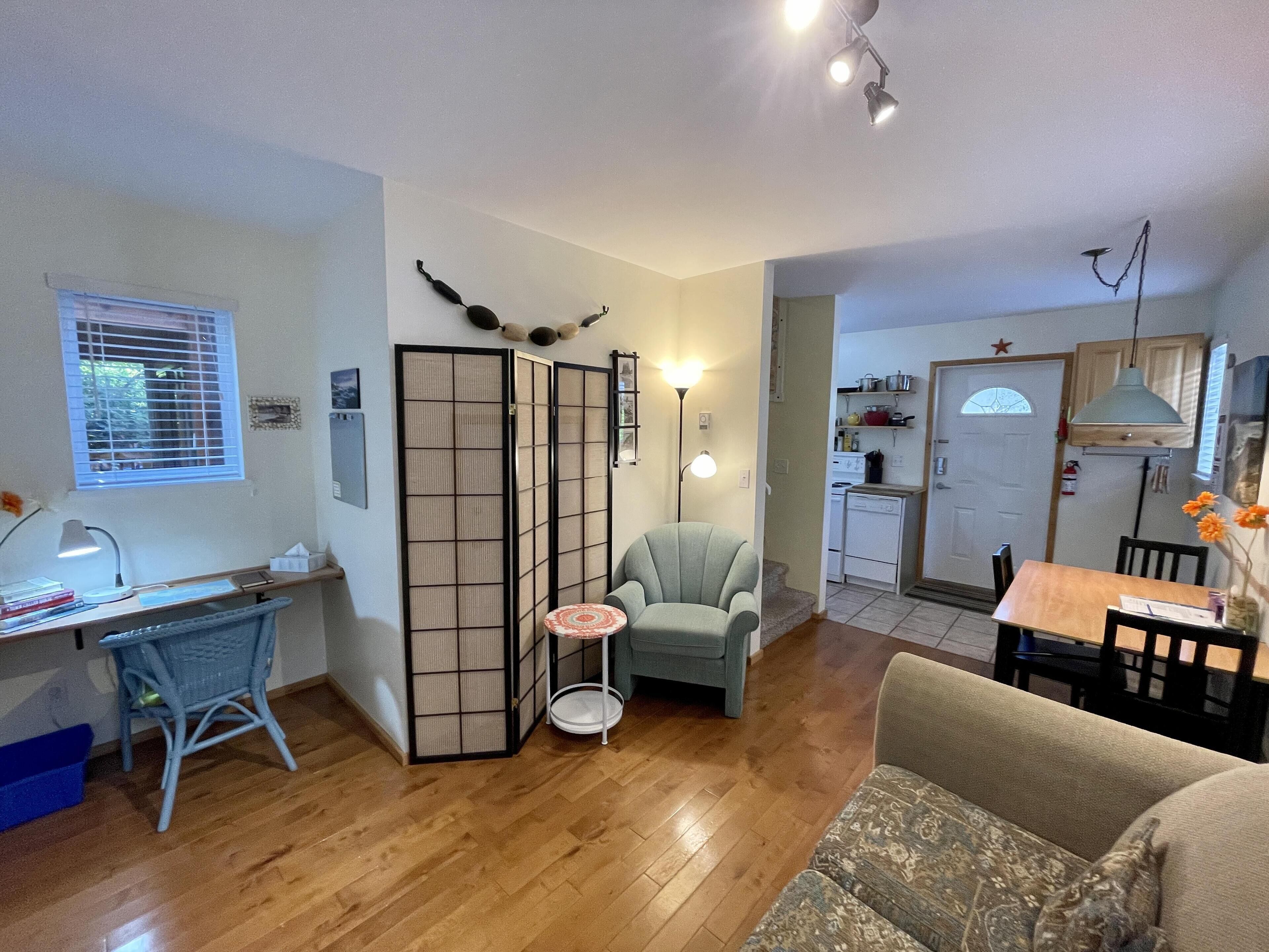 One Bedroom Private Cabin Close to Trails and Beaches