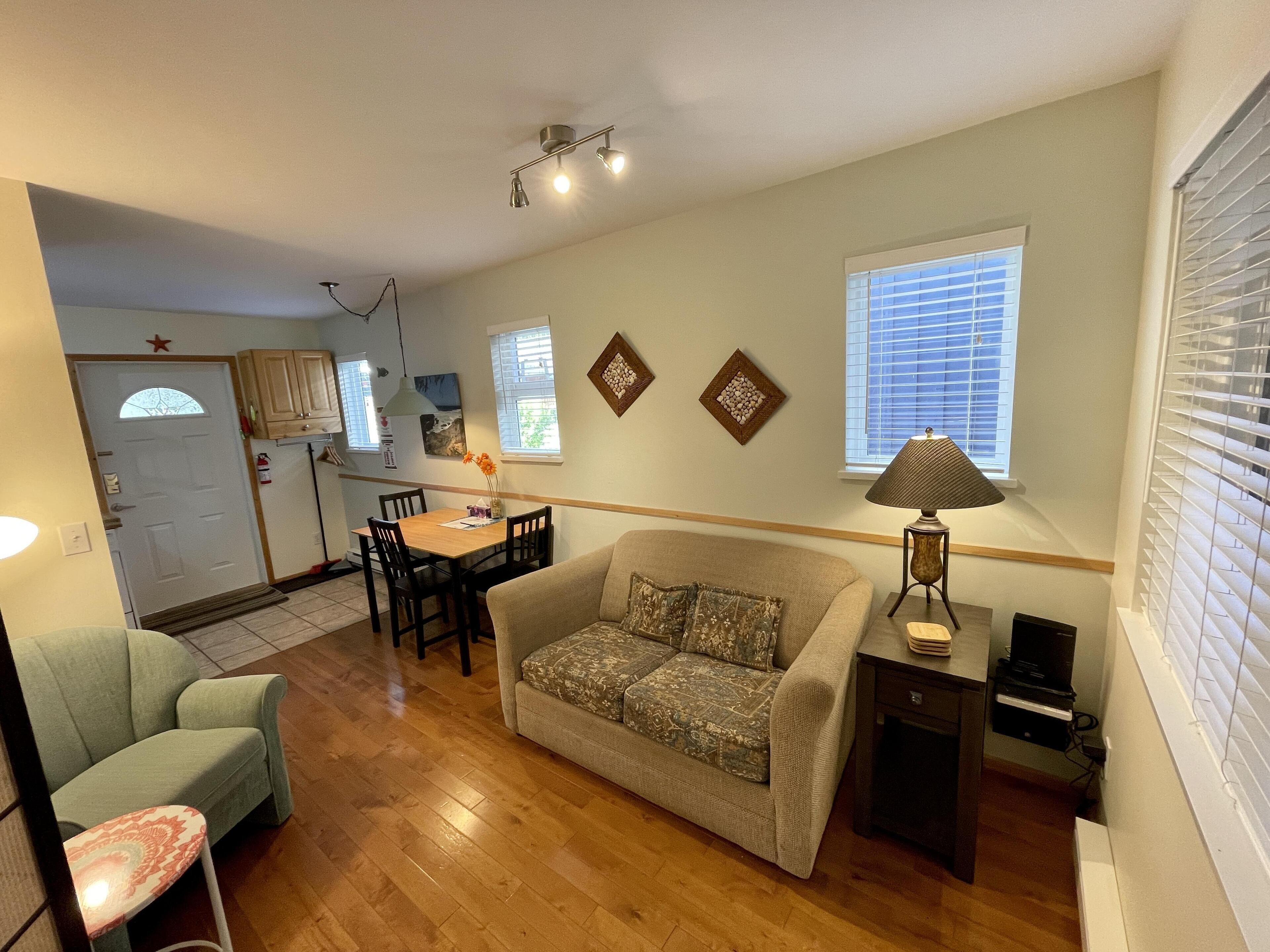 One Bedroom Private Cabin Close to Trails and Beaches