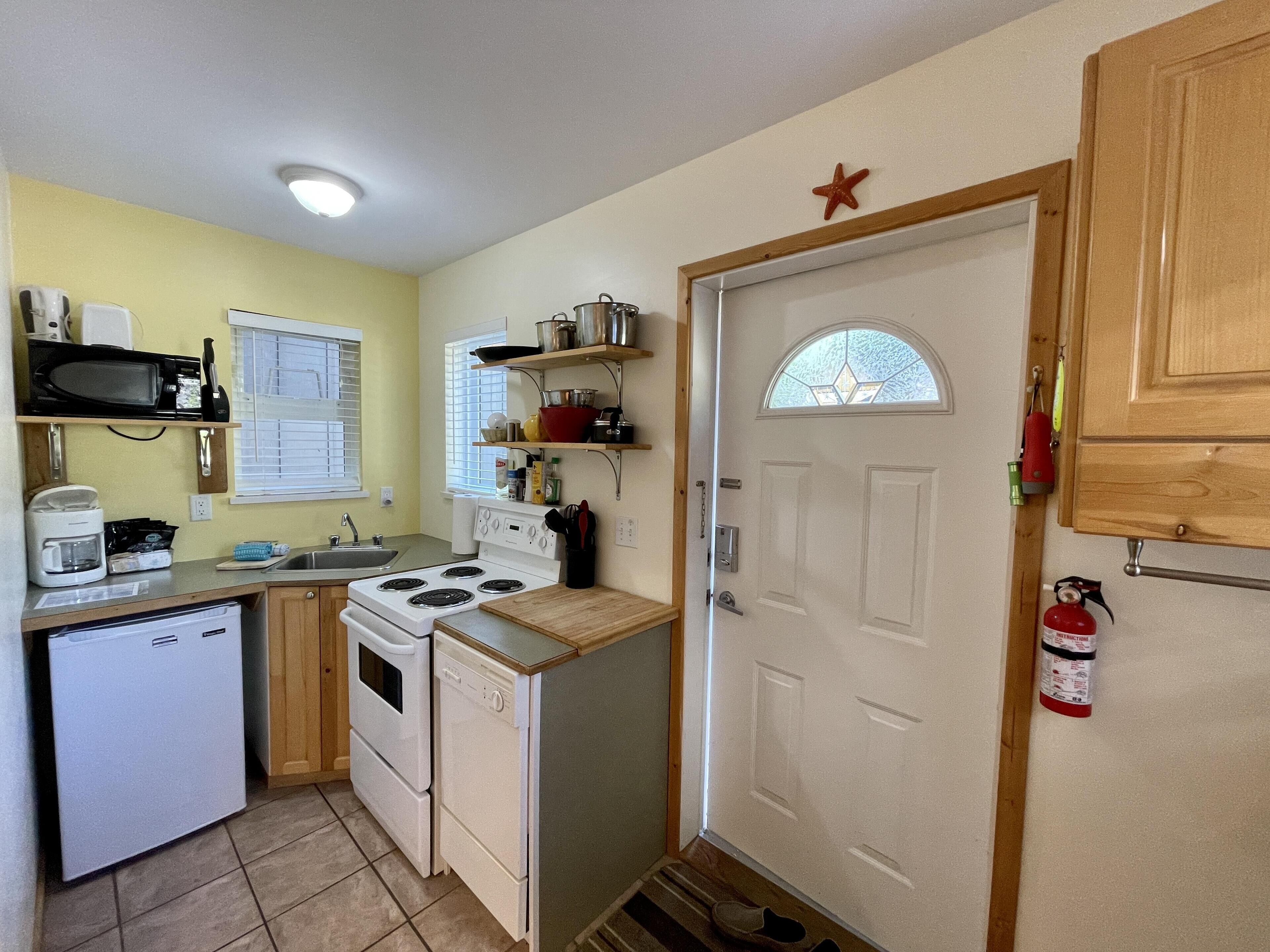 One Bedroom Private Cabin Close to Trails and Beaches