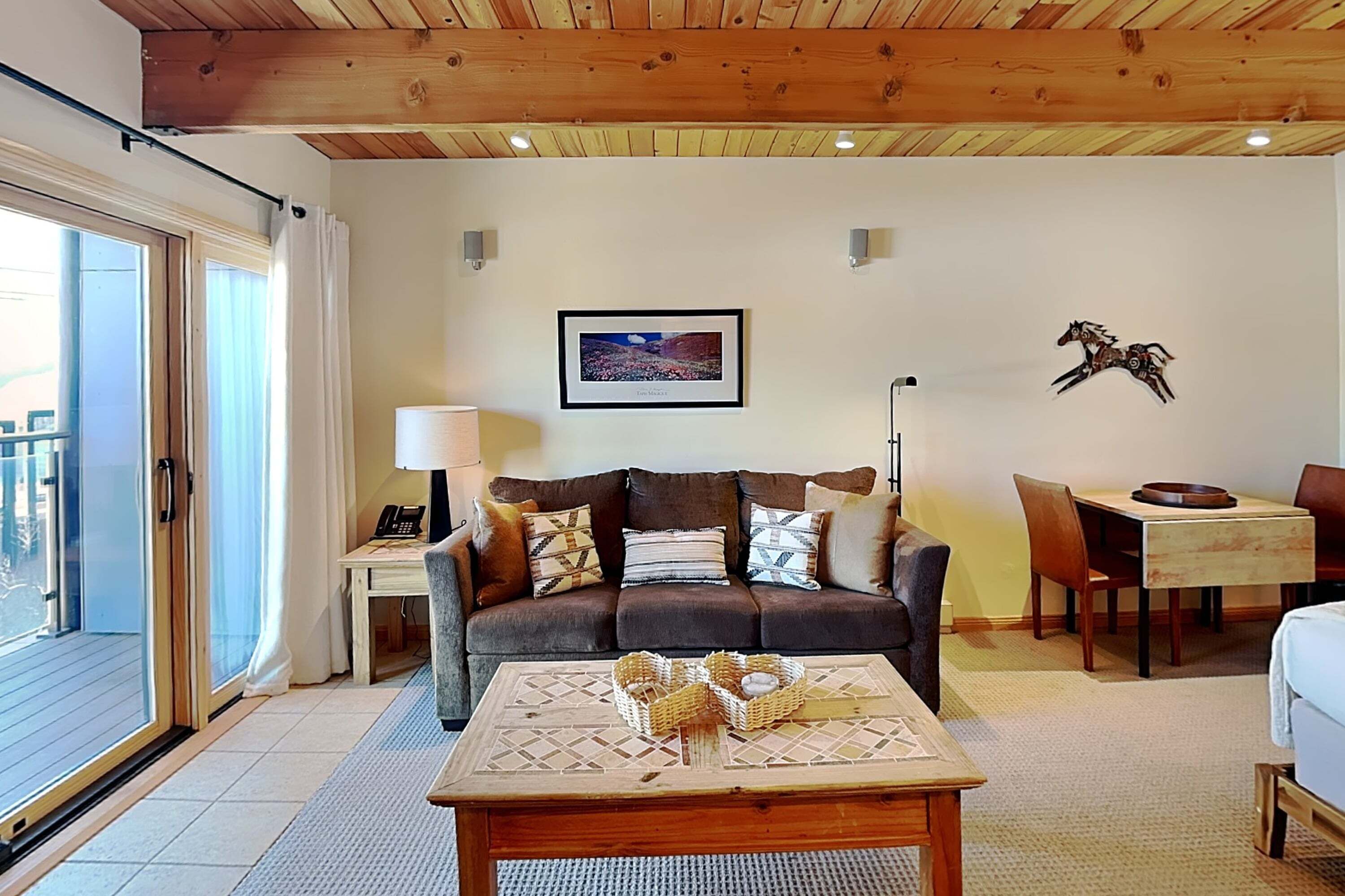 TV, DVD-spiller, bordtennis og bøker