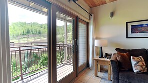 Televisio, DVD-soitin, pöytätennispöytä, kirjoja