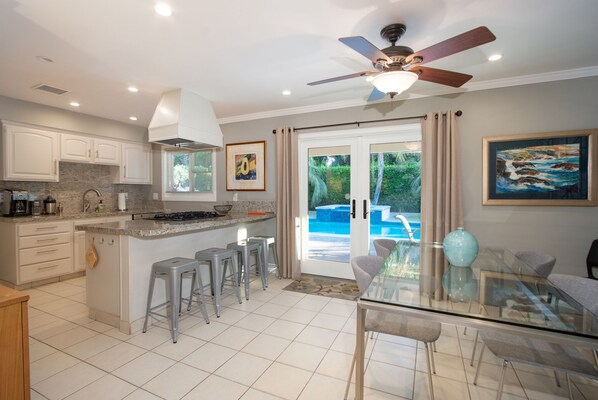 Jääkaappi, mikroaaltouuni, uuni, liesi