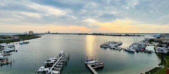 Charmant condo au 8e étage avec 2 chambres et 2 salles de bains à South Harbour!