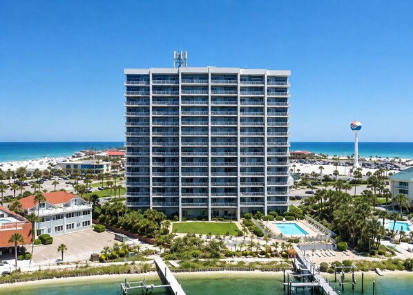 South Harbour from Villa Sabine Bay - South Harbour is centrally located on Pensacola Beach! Walking distance to the Pensacola Beach Boardwalk where shopping, entertainment including live music venues, and dining abound! Walking distance to Casino Beach as well!