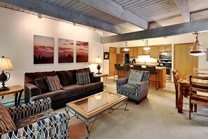 TV, fireplace, DVD player, table tennis - 🌲Timberline A2H Deluxe 2-Bedroom ~Hot Tub~Pool~WiFi~Ski-in/out~Local Shuttle🌲 (Snowmass Village)