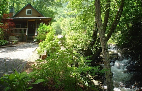 Creekfront Cabin w/ Hot Tub & Game Room – Near Boone & West Jefferson