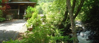 Roaring Creek -3BR/2BA Creekfront Cabin Near Boone w/Hot Tub, Gas F/P