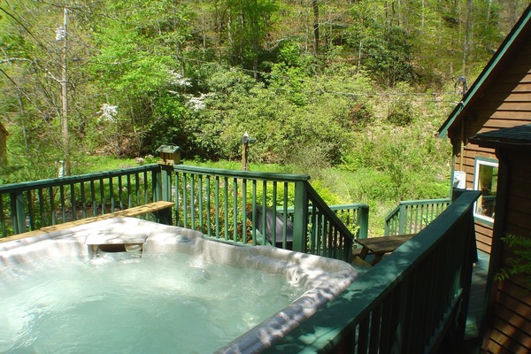 Banyera d'hidromassatge a l'aire lliure