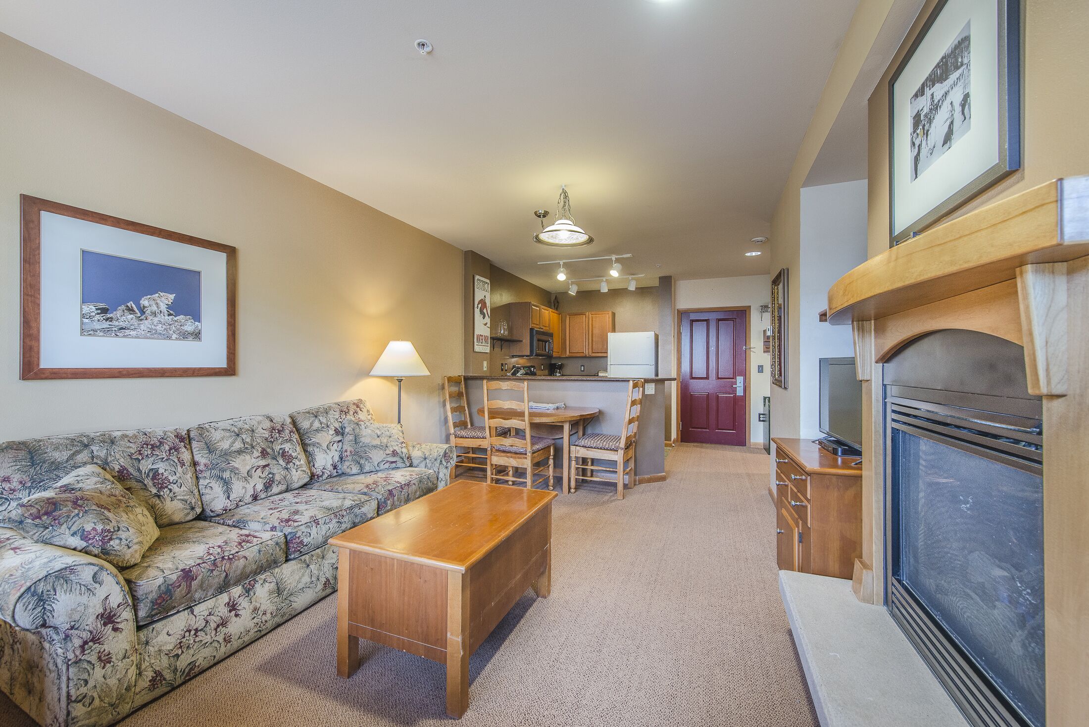Ski-in/Ski-out condo right at the base. Access to shared hot tub