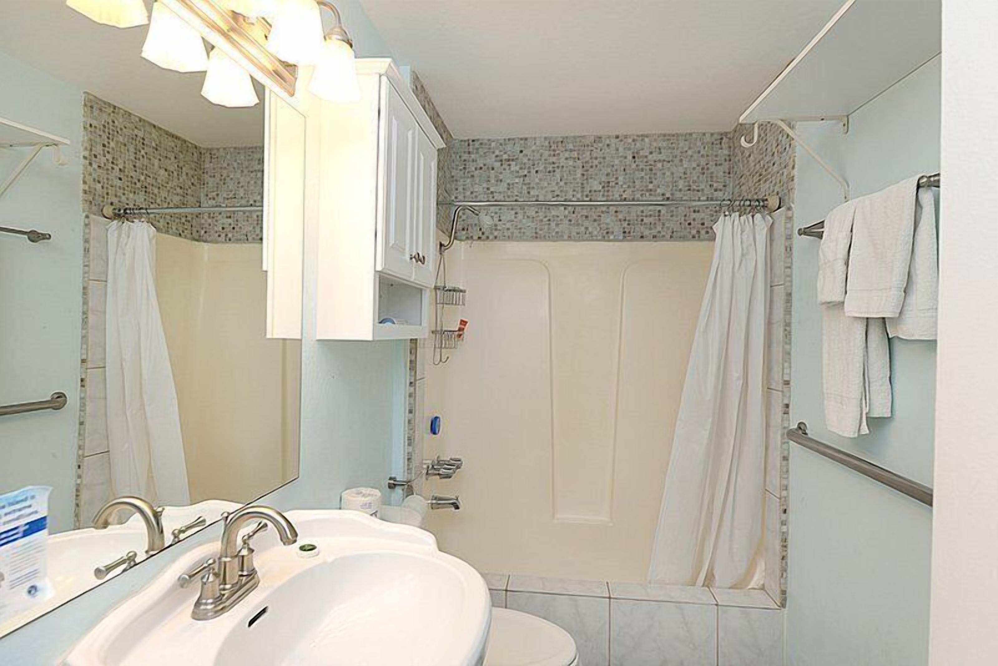 Nice Home, 1/2 Block to the Beach, A/C, Pet Friendly, WIFI. - 124 Claressa Ave