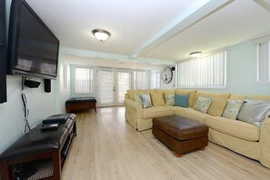 Flat-screen TV, stereo